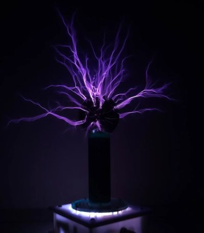 Modello di pila di Tesla con scariche di plasma viola che si irradiano verso l'alto, creando un effetto visivo impressionante e futuristico.