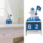 Decorazione a tema spaziale con astronauta e calendario perpetuo, perfetta per ambienti educativi o per appassionati di scienza e spazio.