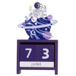 Pannello di calendario con numeri e mese, decorato con un astronauta e pianeti nello stile spaziale. Perfetto come decorazione scientifica e oggetto da collezione.