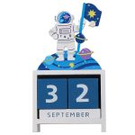 Calendario decorativo a tema spaziale con astronauta, pianeti e stelle, perfetto come decorazione scientifica per ambienti educativi o di design.