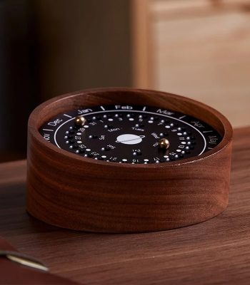 Orologio perpetuo in legno con calendario e fasi lunari, decorazione scientifica elegante e funzionale per appassionati di astronomia e design naturale.