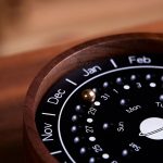 31 gennaio, calendario perpetuo in legno con sfondo sfocato, decorazione scientifica elegante e funzionale.