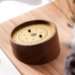 Orologio di legno con design scientifico, perfetto come decorazione originale e funzionale per gli appassionati di scienza e tecnologia.