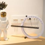 Orologio solare decorativo con figura di astronauta, perfetto come oggetto di design e decorazione scientifica per ambienti moderni e creativi.