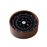 Orologio perpetuo con calendario astronomico in stile vintage, realizzato in legno e metallo, perfetto come decorazione scientifica elegante e funzionale.