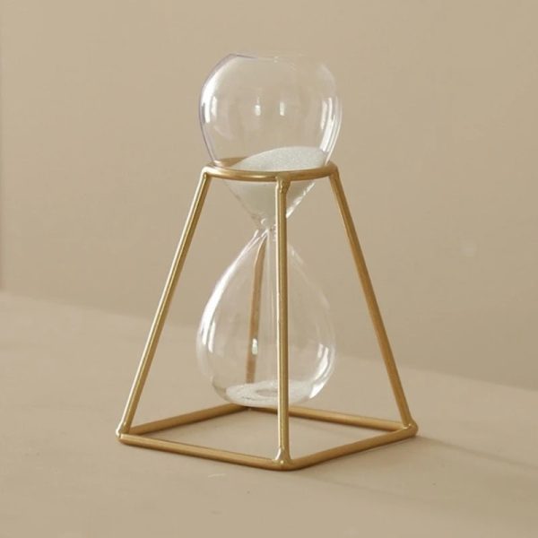 Clessidra con cornice dorata, oggetto decorativo scientifico, perfetta per arredamento da studio o ufficio, simbolo di tempo e precisione.