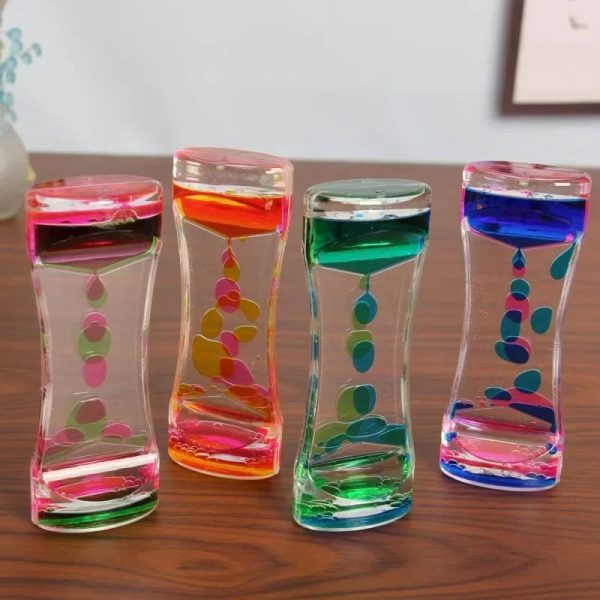 Vasi di sabbia colorata con bolle in vetro, decorazioni scientifiche per ambienti educativi e di design.