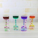 Vasi di sabbia colorata con effetto arcobaleno, decorazioni scientifiche per ambienti educativi e creativi.
