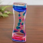 Vaso decorativo in vetro con liquido colorato e bolle, perfetto come oggetto scientifico e decorativo per la casa o l'ufficio.