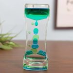 Orologio a clessidra decorativa con liquido verde e blu, perfetto come oggetto scientifico e decorativo per ambienti moderni e studi.