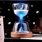 Orologio a sabbia luminoso con base in legno, perfetto come decorazione scientifica e oggetto da collezione. Design elegante e funzionale, ideale per appassionati di scienza e decorazioni originali.