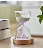 Orologio a sabbia decorativo in vetro trasparente con base in legno, perfetto come oggetto scientifico e decorativo per ambienti di studio o ufficio.