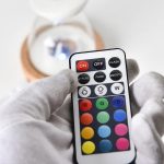 Telecomando scientifico con pulsanti colorati, utilizzato per controllare dispositivi di laboratorio o decorazioni scientifiche.