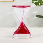 Clessidra di sabbia rossa trasparente, oggetto decorativo scientifico, ideale per decorazioni e collezioni.