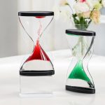 Pompe a sabbia scientifiche con sabbia rossa e verde, perfette come decorazioni da tavolo o oggetti educativi per appassionati di scienza e design innovativo.