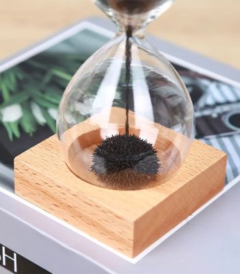 Pompa di sabbia con base in legno, oggetto decorativo scientifico, perfetto per arredamento da studio o ufficio.