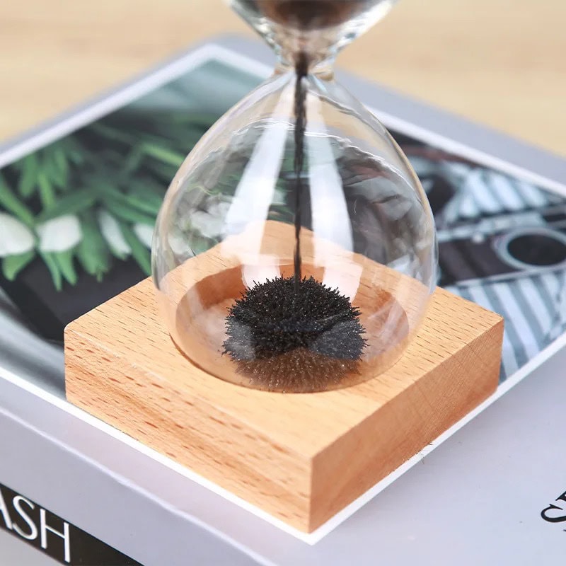 Pompa di sabbia con base in legno, oggetto decorativo scientifico, perfetto per arredamento da studio o ufficio.