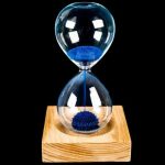 Timer sabbia decorativo con base in legno, oggetto scientifico elegante e moderno per decorazioni e studi.