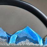 Oggetto scientifico decorativo in vetro blu con bolle d'aria, perfetto come decorazione da laboratorio o da collezione, che unisce estetica e funzionalità scientifica.