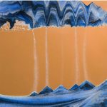 Vasca di reazione chimica con liquido blu e bolle, rappresenta un esperimento scientifico.