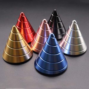 Piramidi di metallo in vari colori: oro, rosso, rosa, nero, blu e argento, ideali come oggetti decorativi scientifici o da collezione. Perfette per appassionati di scienza e design innovativo.