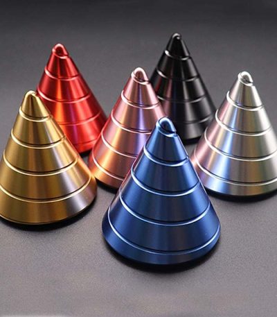 Piramidi di metallo in vari colori: oro, rosso, rosa, nero, blu e argento, ideali come oggetti decorativi scientifici o da collezione. Perfette per appassionati di scienza e design innovativo.
