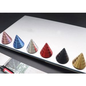 Set di coni metallici colorati in acciaio, blu, rosso, nero, oro e argento, disposti su una superficie bianca, ideali come oggetti decorativi scientifici o da laboratorio.