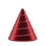Piramide decorativa in metallo rosso, perfetta come oggetto scientifico o decorativo per ambienti moderni e innovativi.