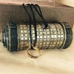 Cifrario a rotella vintage con anelli di metallo e corda, oggetto decorativo e da collezione ispirato ai dispositivi di crittografia storici.