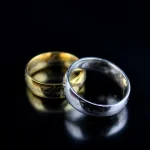 Anelli decorativi con simboli scientifici in oro e argento, perfetti come oggetti da collezione o decorazioni a tema scientifico.