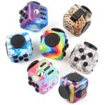 Set di cubetti di Rubik decorativi con motivi scientifici e colorati, ideali come oggetti da collezione o decorazioni per appassionati di scienza e matematica.