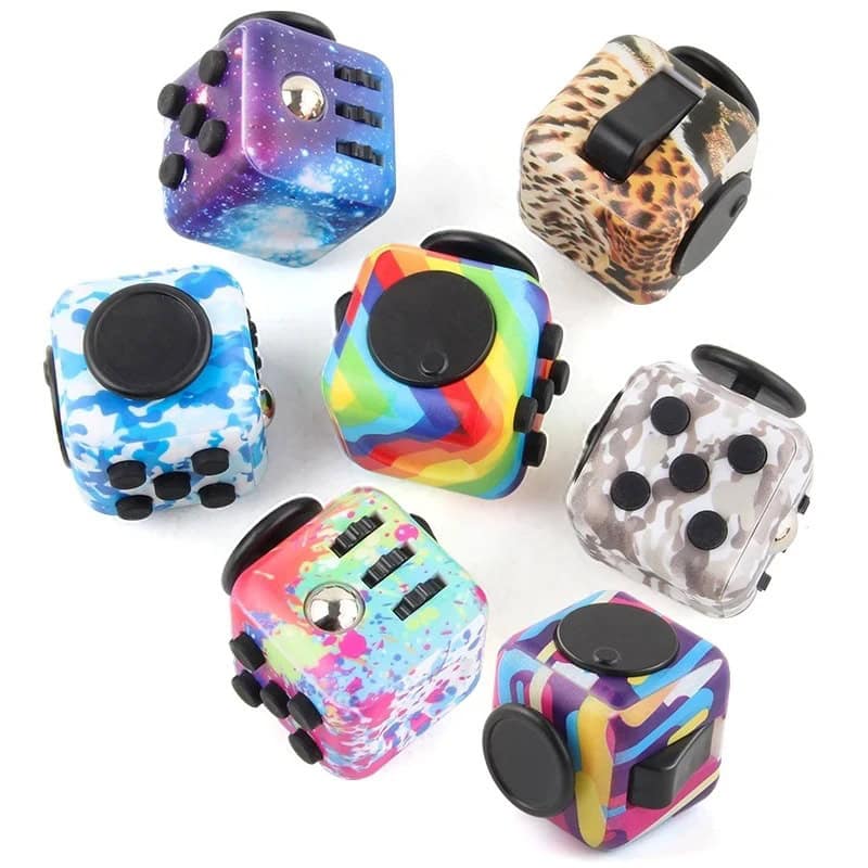 Cubetti di Rubik decorativi con design scientifico Set di cubetti di Rubik decorativi con motivi scientifici e colorati, ideali come oggetti da collezione o decorazioni per appassionati di scienza e matematica.