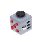 Cubo decorativo con pulsanti rossi, porta USB e manopola nera, ideale come oggetto scientifico e decorativo per ambienti educativi o di design innovativo.