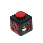 Cubo di gioco con pulsanti rossi e interruttore nero, oggetto decorativo scientifico.