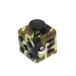 Cubo con design mimetico, pulsante nero e porte USB, ideale come decorazione scientifica o oggetto da collezione.