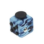 Cubo scientifico in stile camouflage blu con pulsanti e interruttori, perfetto come decorazione o oggetto da collezione scientifica.