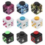 Set di cubetti di dadi decorativi in vari colori con dettagli metallici, perfetti come oggetti scientifici o decorazioni originali per ambienti moderni e creativi.