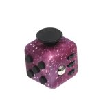 Dado scientifico con design galattico, superficie a speckle bianchi e viola, perfetto per giochi educativi e decorazioni a tema spaziale.