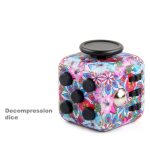 Dado di decompressione con design floreale e colori vivaci, ideale come decorazione scientifica o oggetto da collezione. Perfetto per appassionati di scienza e giochi di logica.