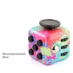 Dado di compressione colorato con superficie a spruzzo, ideale come decorazione scientifica o oggetto da collezione.