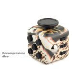 Dado di decompressione con superficie morbida e design leopardato, ideale per alleviare lo stress e migliorare la concentrazione. Perfetto come decorazione scientifica originale e funzionale.