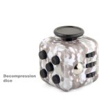 Cubo di fidget antistress con design camouflage, dotato di pulsanti e rotella, ideale per alleviare lo stress e migliorare la concentrazione. Perfetto come decorazione scientifica originale.