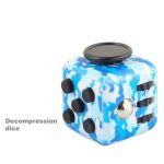 Dado di decompressione con design camouflage blu e nero, ideale come decorazione scientifica o oggetto da collezione.