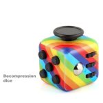 Dado di plastica colorato con pulsanti neri e superficie rotante, perfetto come decorazione scientifica e oggetto di gioco educativo.