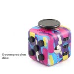 Cubo di Rubik decorativo con design colorato e moderno, perfetto come oggetto di decorazione scientifica e da collezione, ideale per appassionati di scienza e design.