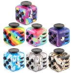 Set di dadi decorativi con design scientifico e colori vivaci, perfetti come oggetti di decorazione o gadget tematici per appassionati di scienza e matematica.