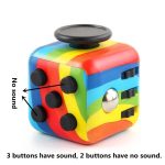 Cubo scientifico colorato con pulsanti, alcuni senza suono, ideale come decorazione scientifica educativa per ambienti di studio e gioco.