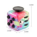 Cubotto di Rubik colorato con superficie a spruzzi di vernice, dotato di pulsanti neri e rotella superiore, dimensioni 3,4 cm per lato, ideale come decorazione scientifica o oggetto da collezione.