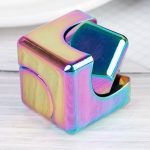 Scatola decorativa iridescente in metallo con design moderno, perfetta come oggetto scientifico o decorazione per ambienti innovativi e creativi.