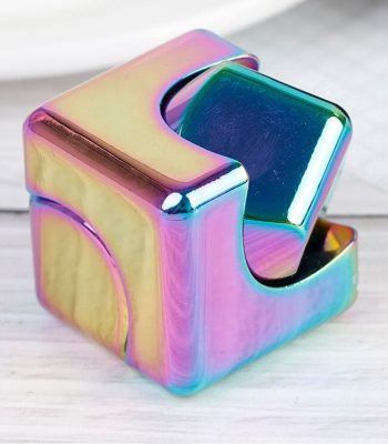 Scatola decorativa iridescente in metallo con design moderno, perfetta come oggetto scientifico o decorazione per ambienti innovativi e creativi.